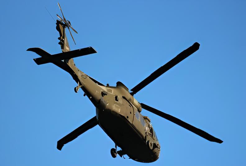 每天认识一件兵器 美国UH-60“黑鹰”通用直升机UH-60是西科斯基公司研制的