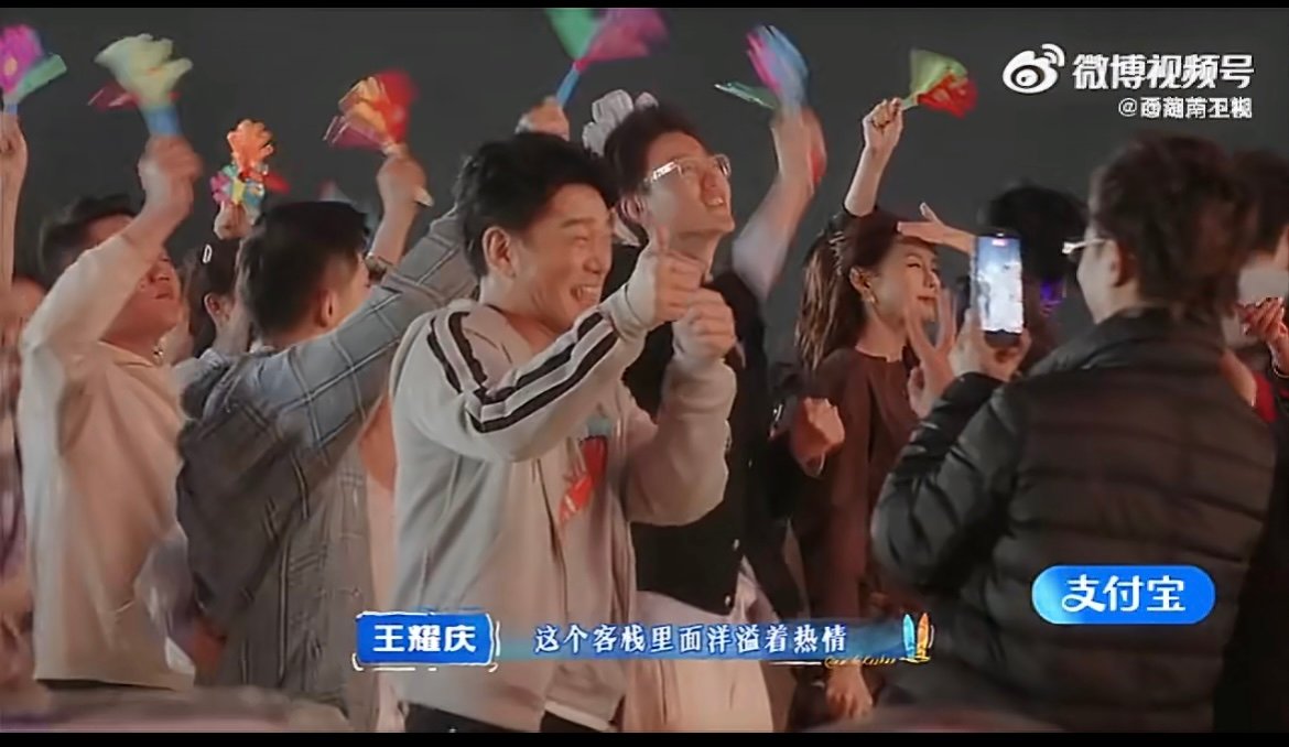 亲爱的客栈开播 何炅云观览客栈实景太吸睛，海边小院氛围感拉满，好想立刻打卡入住～