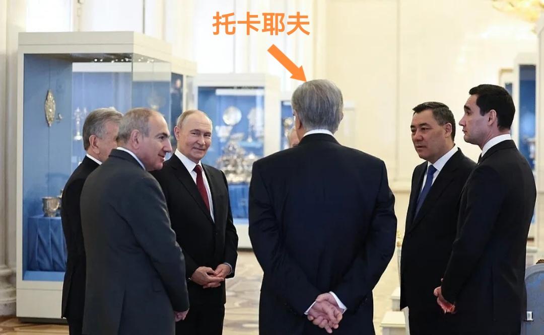 托卡耶夫和高市早苗签了几十份协议之后后，整个人都变得很自信！在普京面前背着手，加