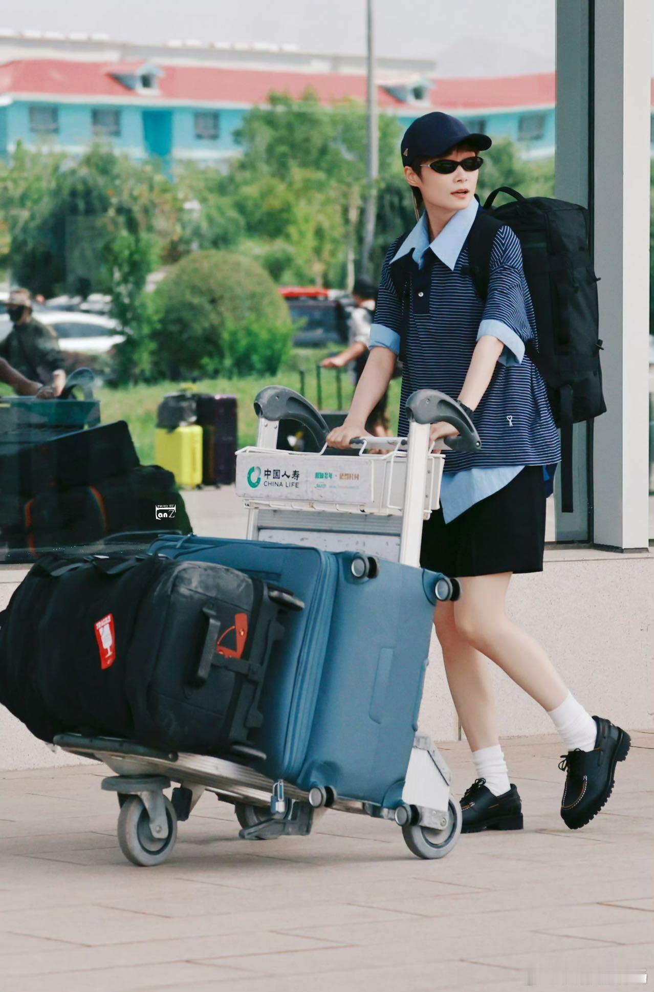 李宇春旅综无明星架子 来新疆录旅综了，当司机、搬行李、主动和路人打招呼，车技娴熟