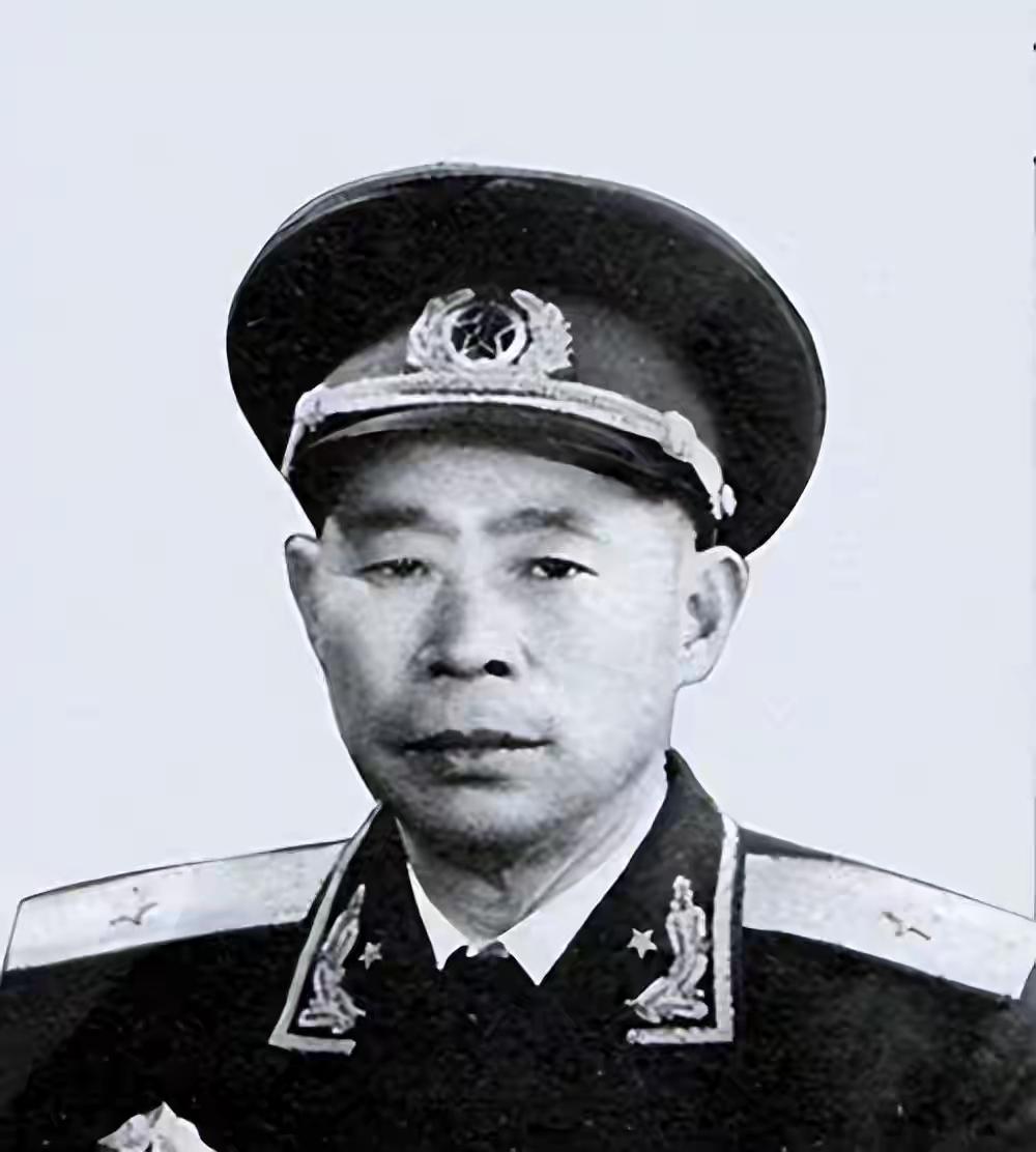 在1955年授衔典礼上，汪乃贵站在台下，胸口别着少将肩章。可22年前，他可是陈锡