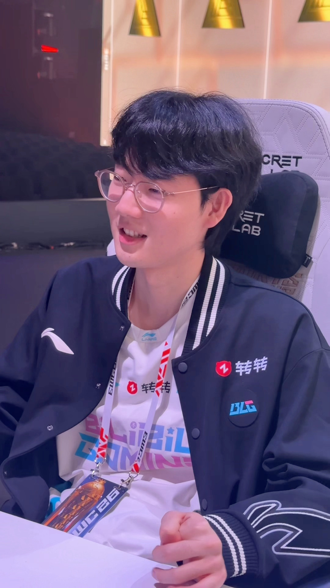 BLG更新EWC调试live图笑容和转椅子都这么可爱阴沉的上班路上看到心情一下子