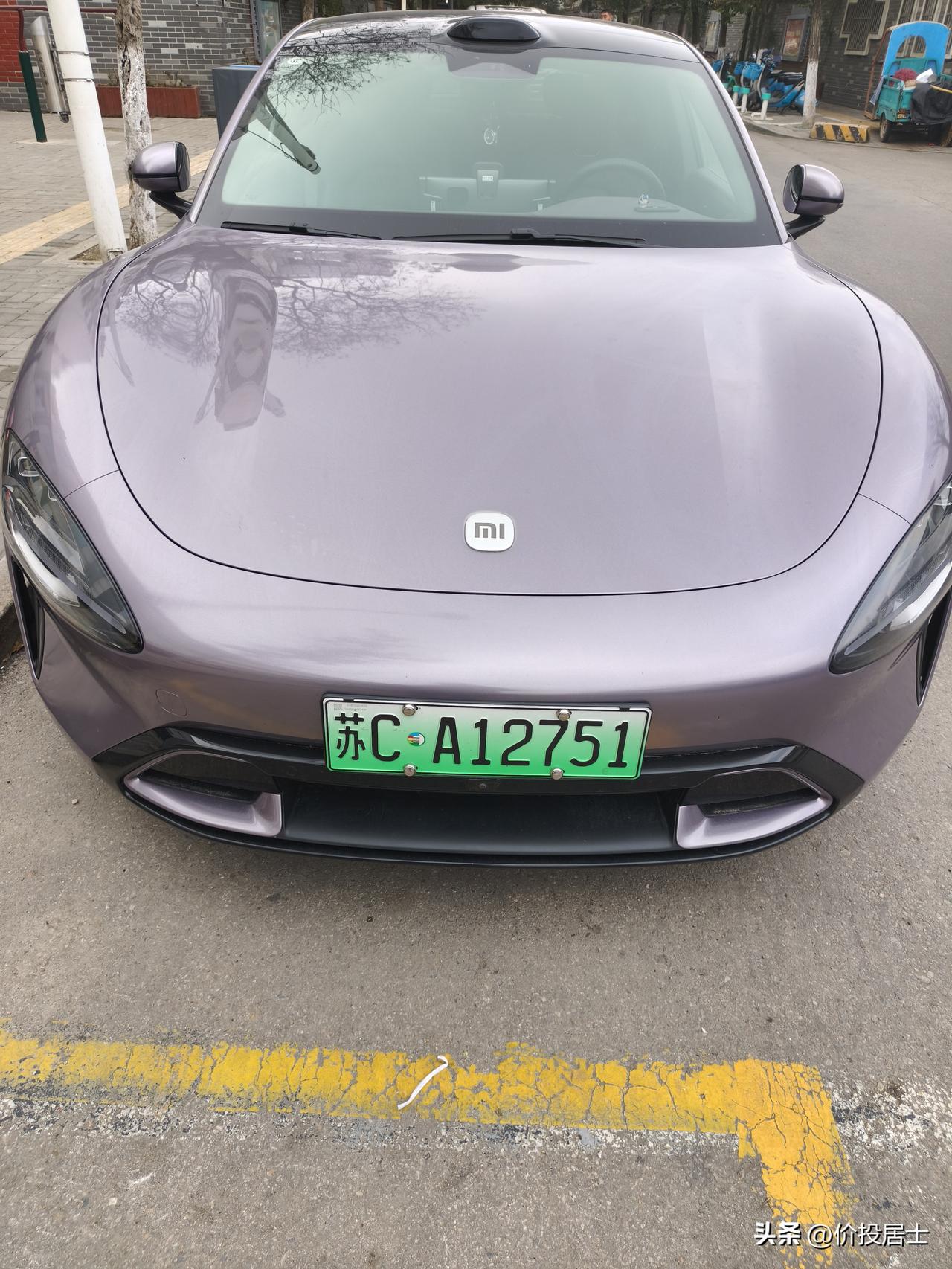 几天前看到到一辆紫色的小米汽车 感觉很惊艳，就拍了下来[笑哭]之前还见过一辆墨绿