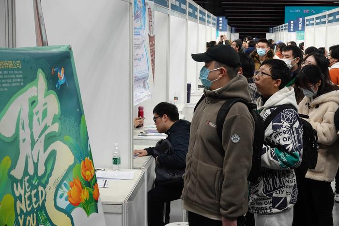 今天去工业区找工作，心凉了大半截。
普工招18-40岁，保安也只要40以下。
那