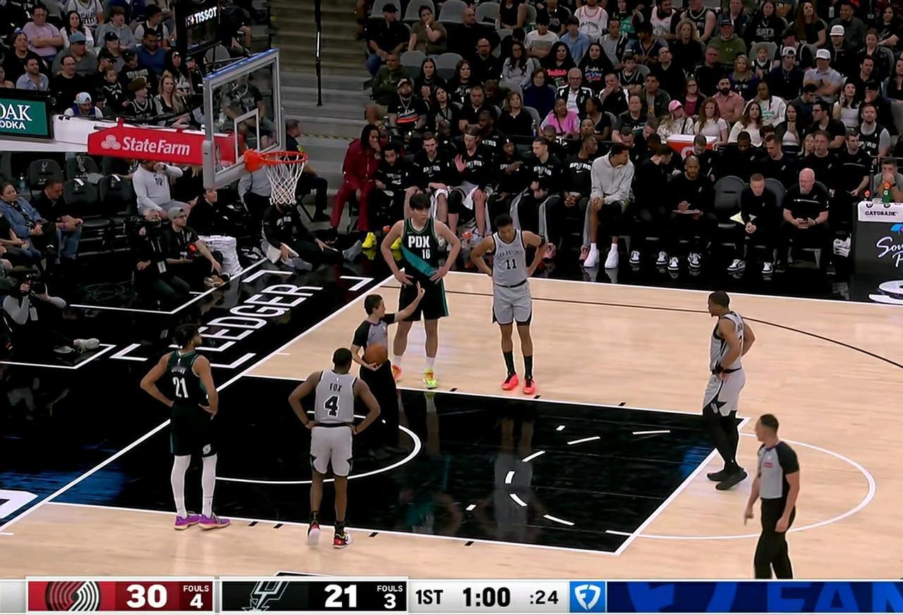 今天我要为杨瀚森的表现点赞！就应该从防守做起，在开拓者客场挑战马刺的比赛中，由于