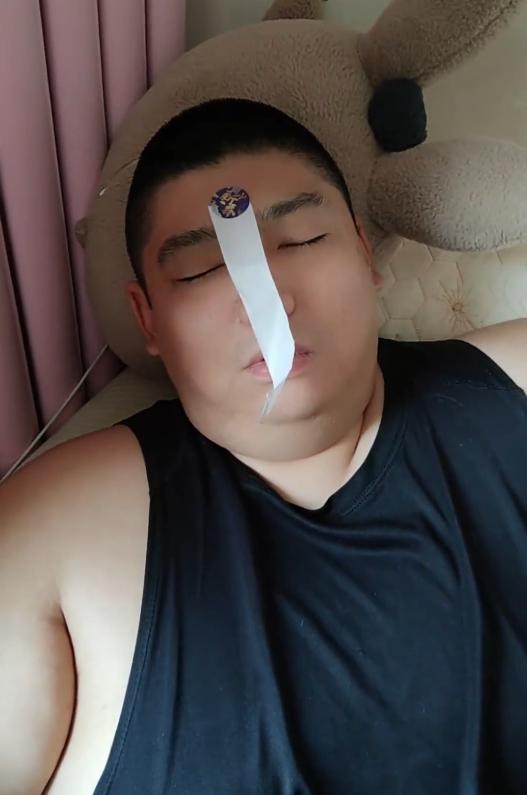捧哏演员的日常，睡个觉都能被欺负。
捧哏挣的就是挨说的钱。这是郭德纲面对质疑，给