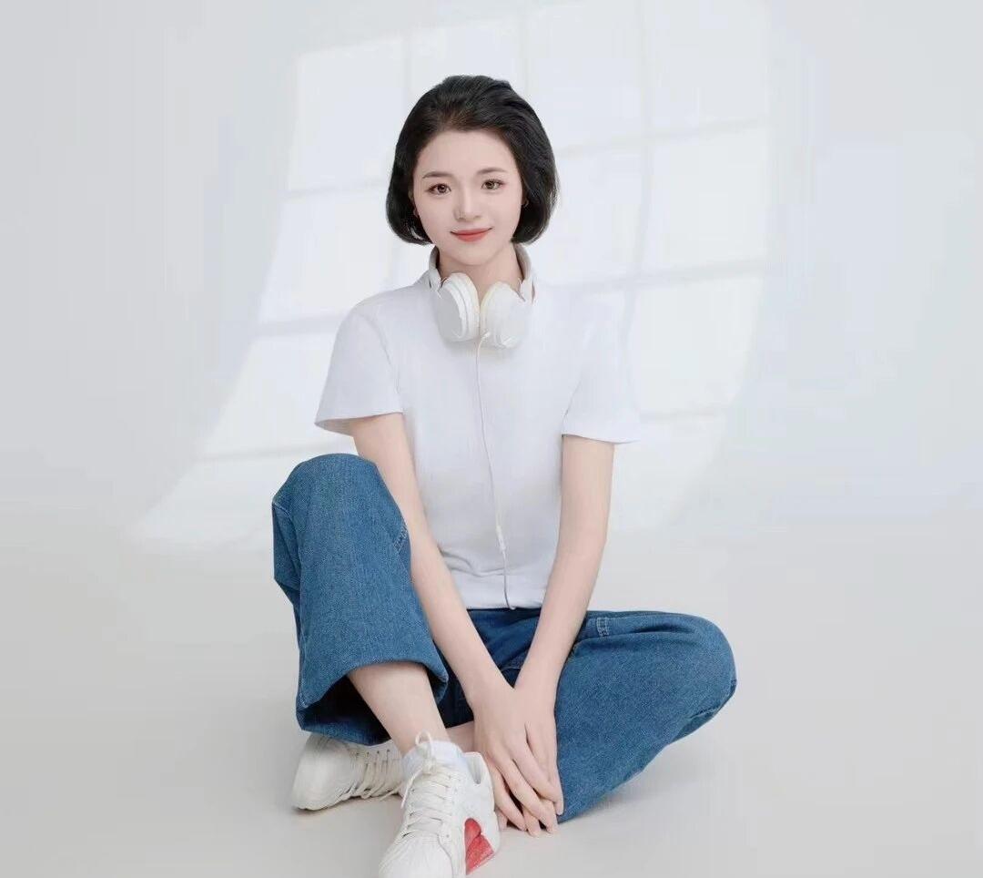 元气满满的一天，从微笑开始！😊✨圆圆脸可爱活泼的美女，牛仔裤穿搭风格，青春美少