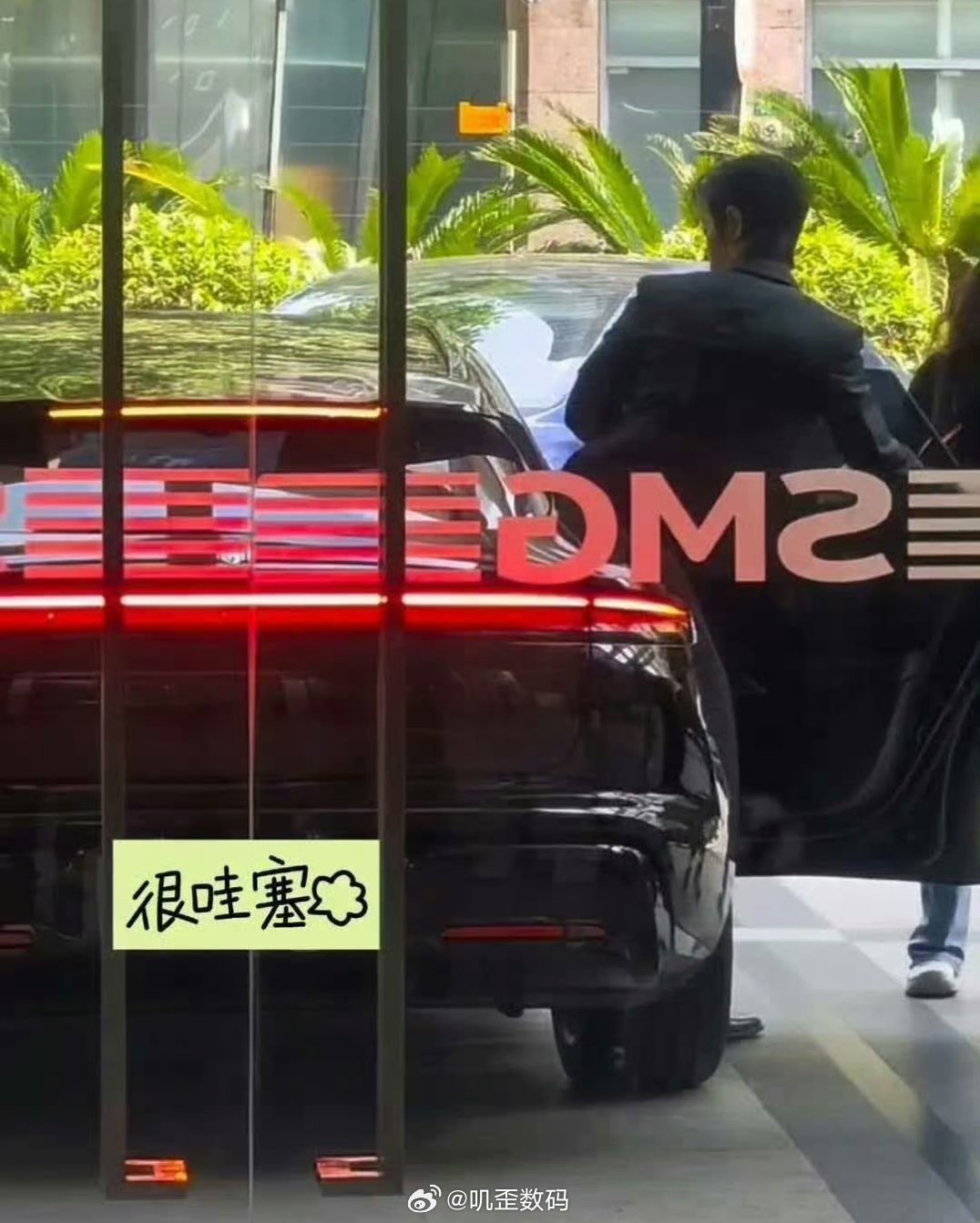 肖战黑西装配尚界黑武士肖战都坐上尚界了，战妻们都提车了吗？肖战同款的举个手 