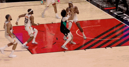 比全明星扣篮更劲爆：夏普运动战折叠隔扣马威，他此前隔扣过威少。

他双手持球拉杆