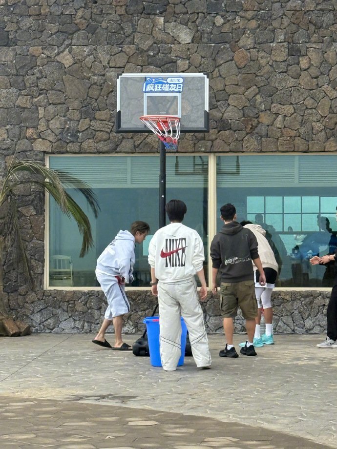 张家齐退役后首登芒果综艺亲爱的客栈张家齐退役后首档综艺来啦！还是我们熟悉的《亲爱