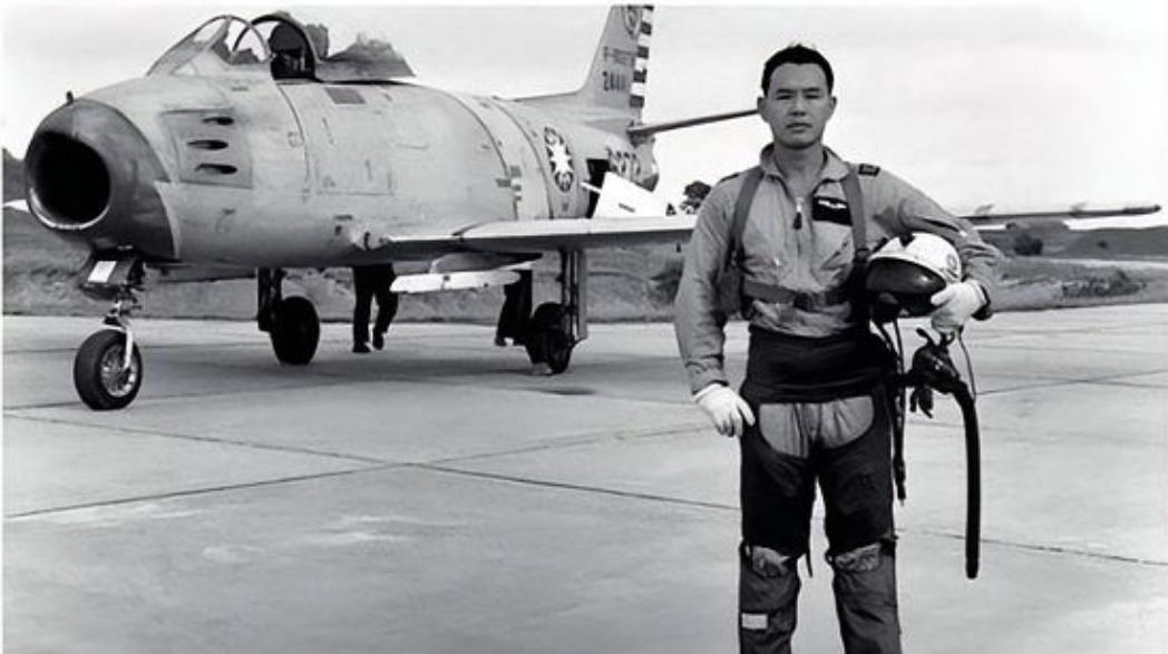 1949年，一个19岁的少年被骗到台湾，7年后他开走了蒋纬国专机，还冲着塔台狂吼