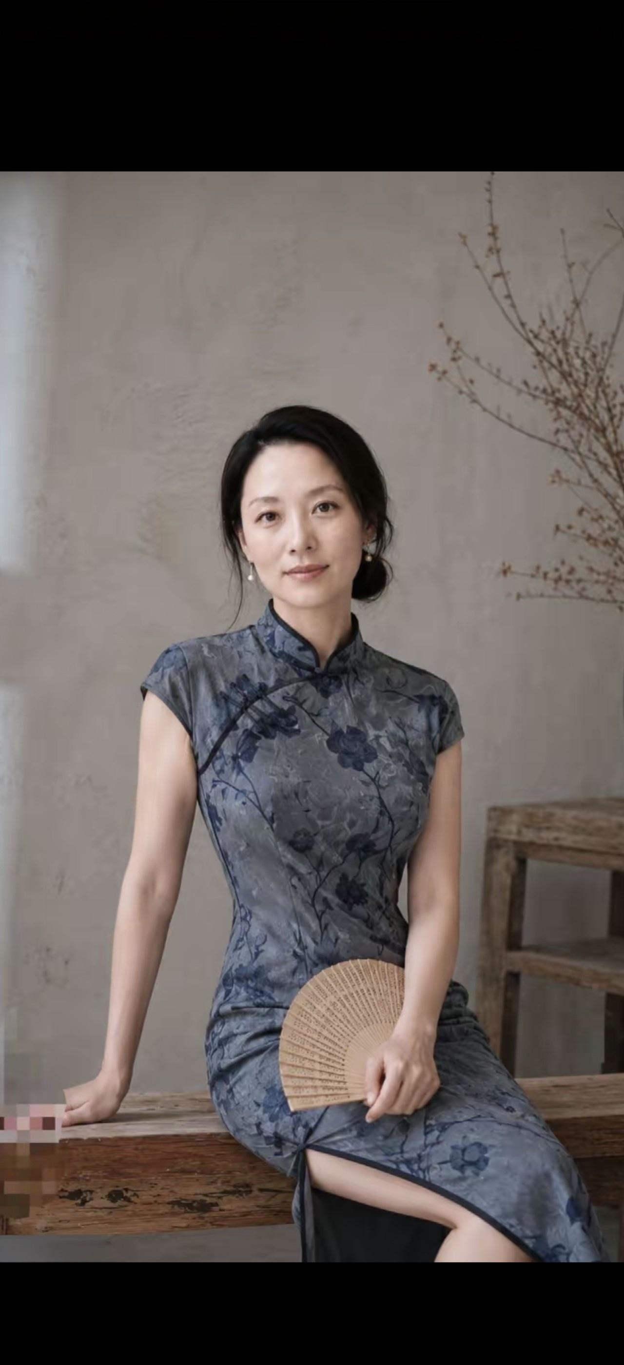 花影摇曳间，美人倚栏思。