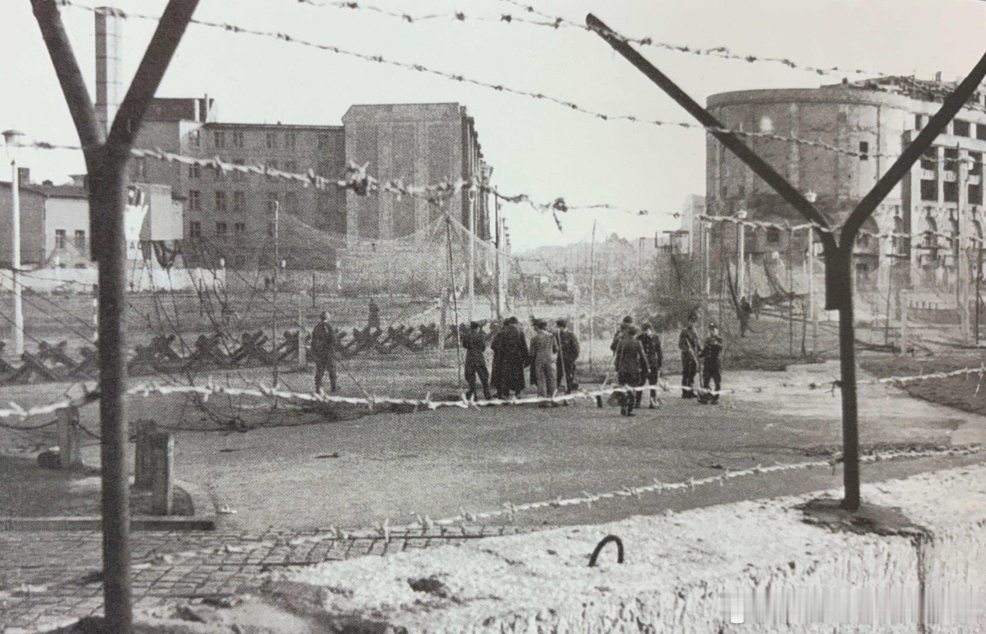 1961年8月13日凌晨2时30分，东德政府关闭了东、西柏林间的边界，开始建造把