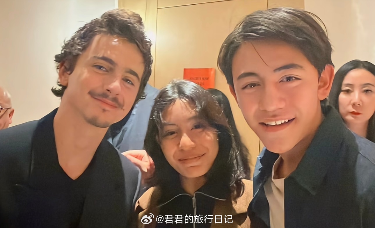 甜茶来到中国宣传新电影，多位明星来到现场合影 