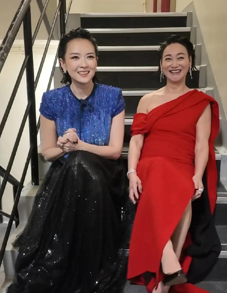 章子怡惜败新人廖子妤未获奖，却与惠英红楼梯间开心合影。

有人说她从容大气，早已