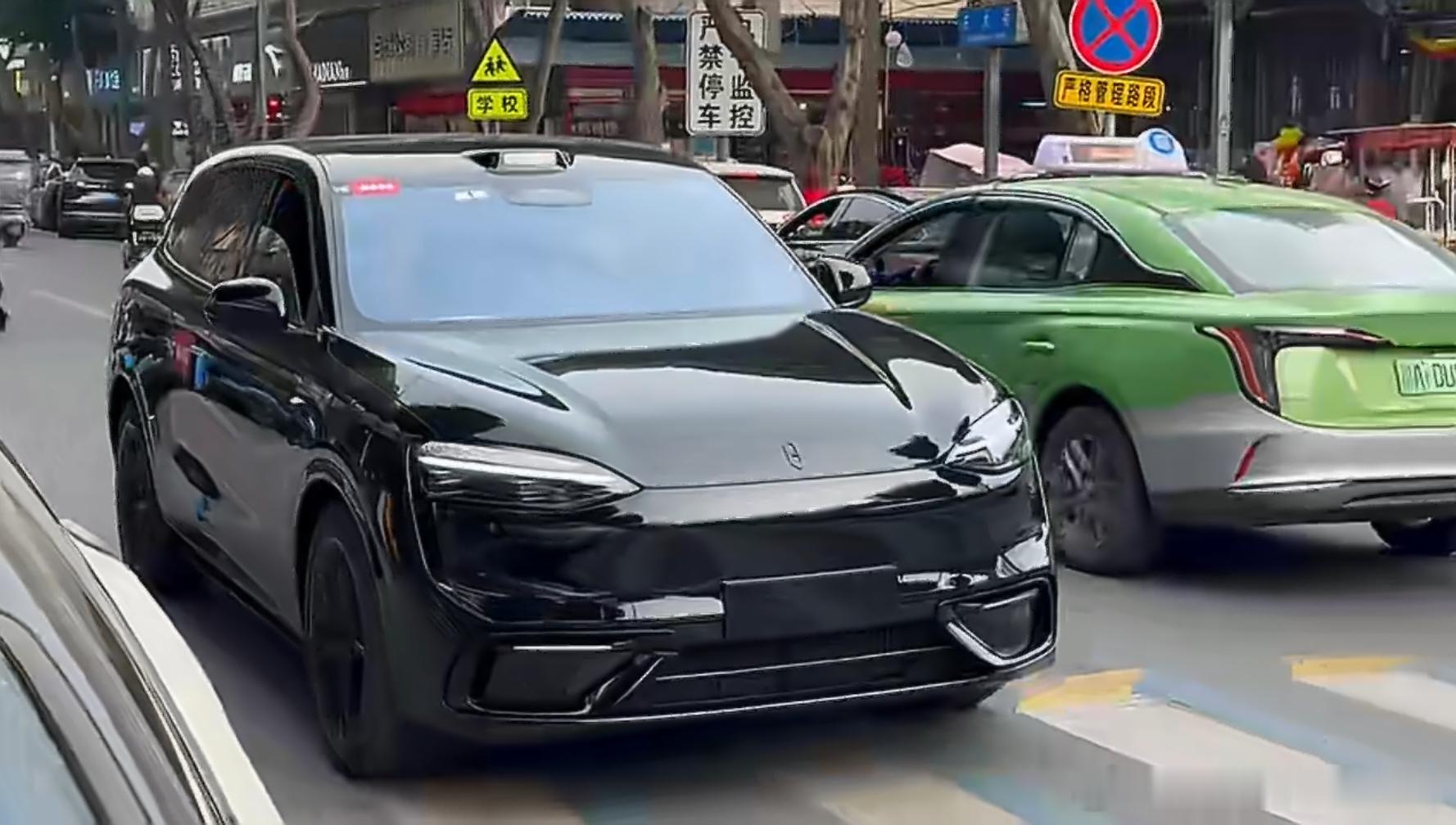 视频感觉有点糊，但是这个侧面看，黑色+黑耀是真行啊，感觉每辆车黑色+黑耀都很帅。