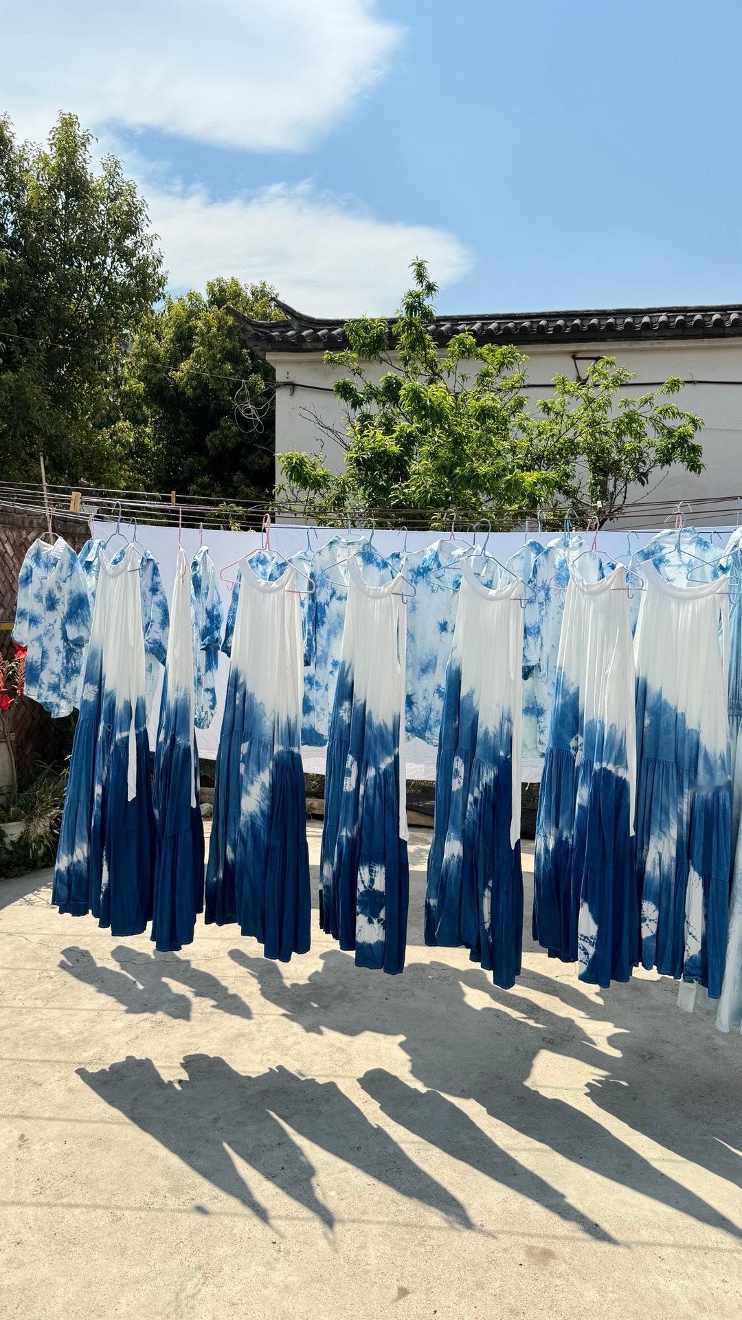 姐妹们来挑裙子啦[哇][哇]～周日来蹲直播哦！！！！款式超多 重点是 你们放一百