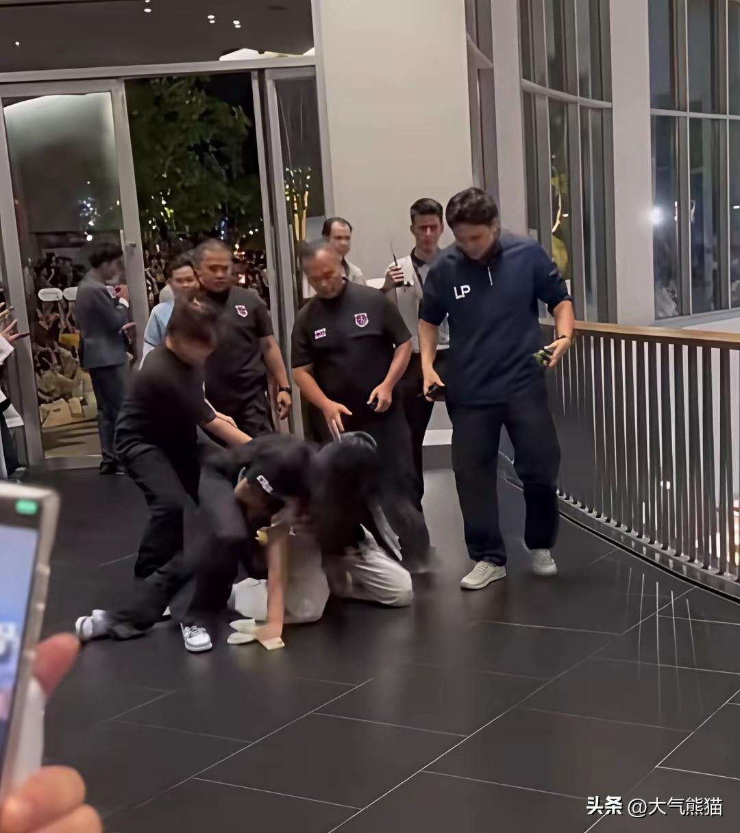 长点记性吧，跨国追星真的不值当！
最近泰国GMM活动里中国女孩被工作人员暴力对待