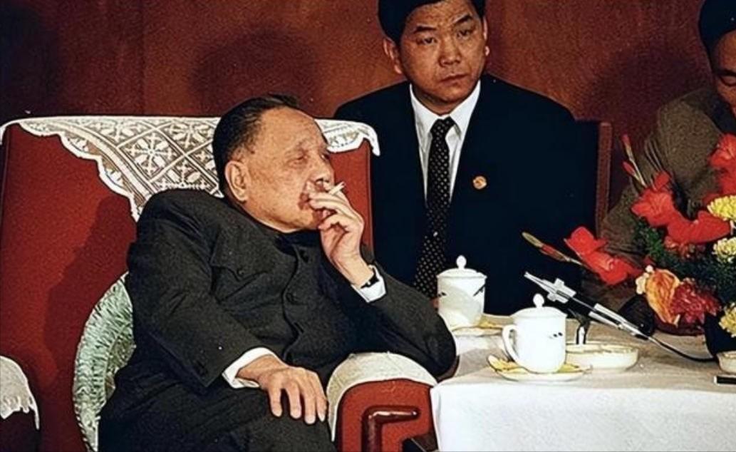 1982年北京，原本谈笑风生的邓小平突然沉下脸来，声音严肃地说：“全中国，只有他