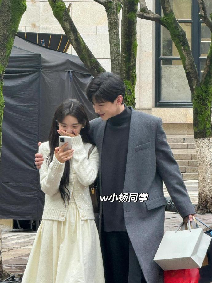 白敬亭、章若楠《难哄》剧拍路透，同框搭肩是你心目中的桑延、温以凡嘛？[思考] ​