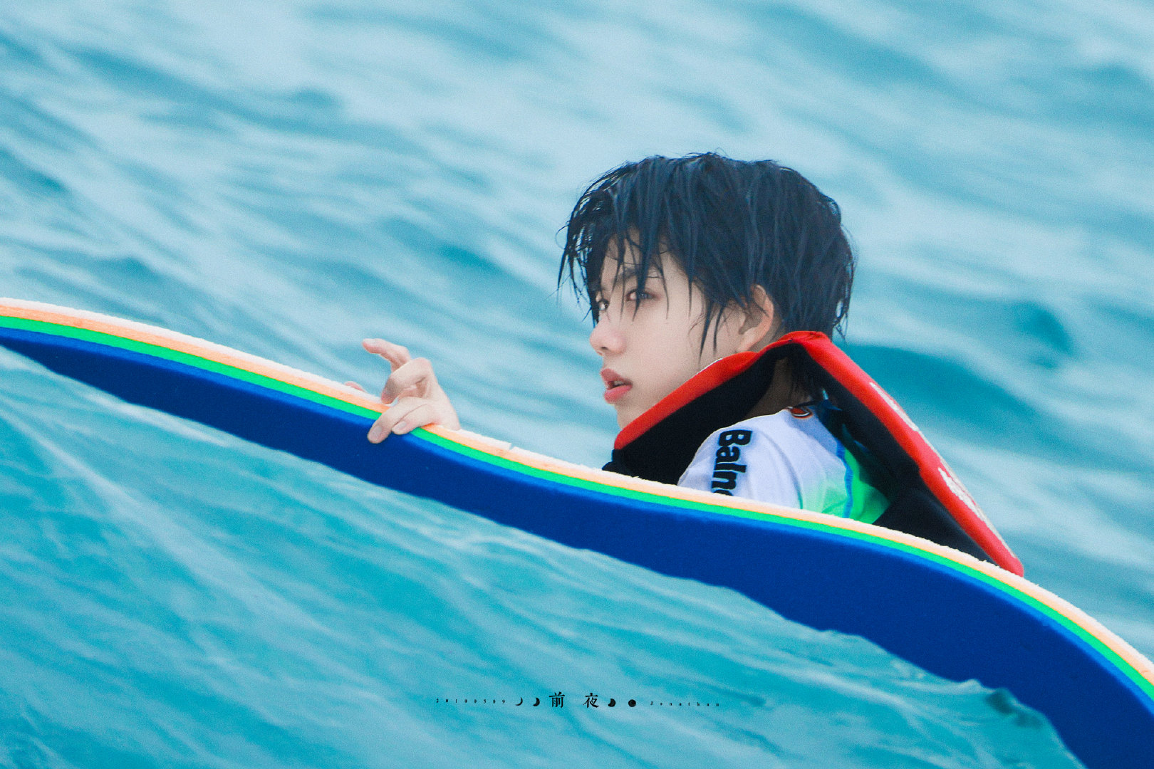 陈奕恒湿发  陈奕恒湿发抱歉，没有不被帅到的义务！哼哼玩的开心，注意安全呀~ 