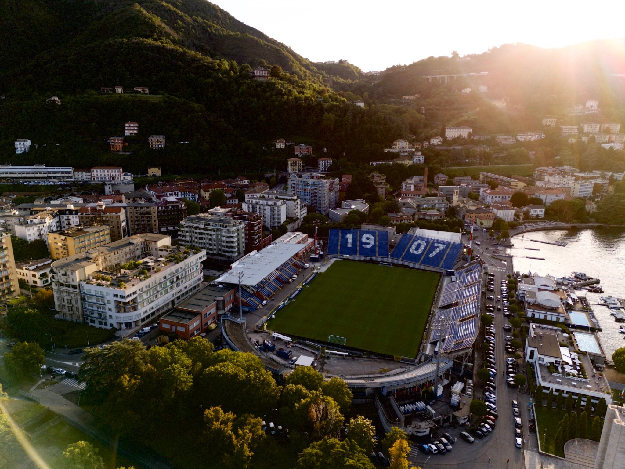 这座球场真的要迎来欧冠吗？两年前这里还只是意乙的战场。目前法布雷加斯执教的科莫高