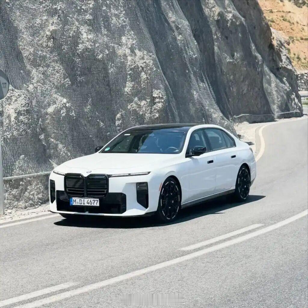 大v聊车 西装暴徒回归！V8燃油版7系路试，新款M760 xDrive实车路试被