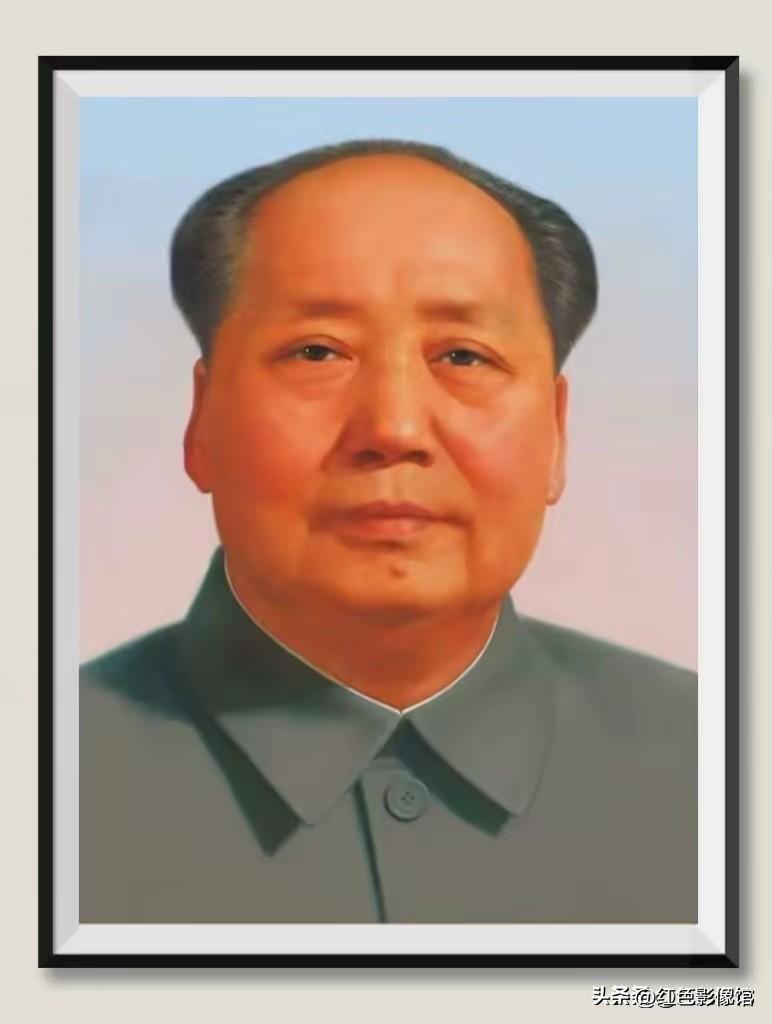 一年一度秋风劲，不似春光，胜似春光，寥廓江天万里霜。