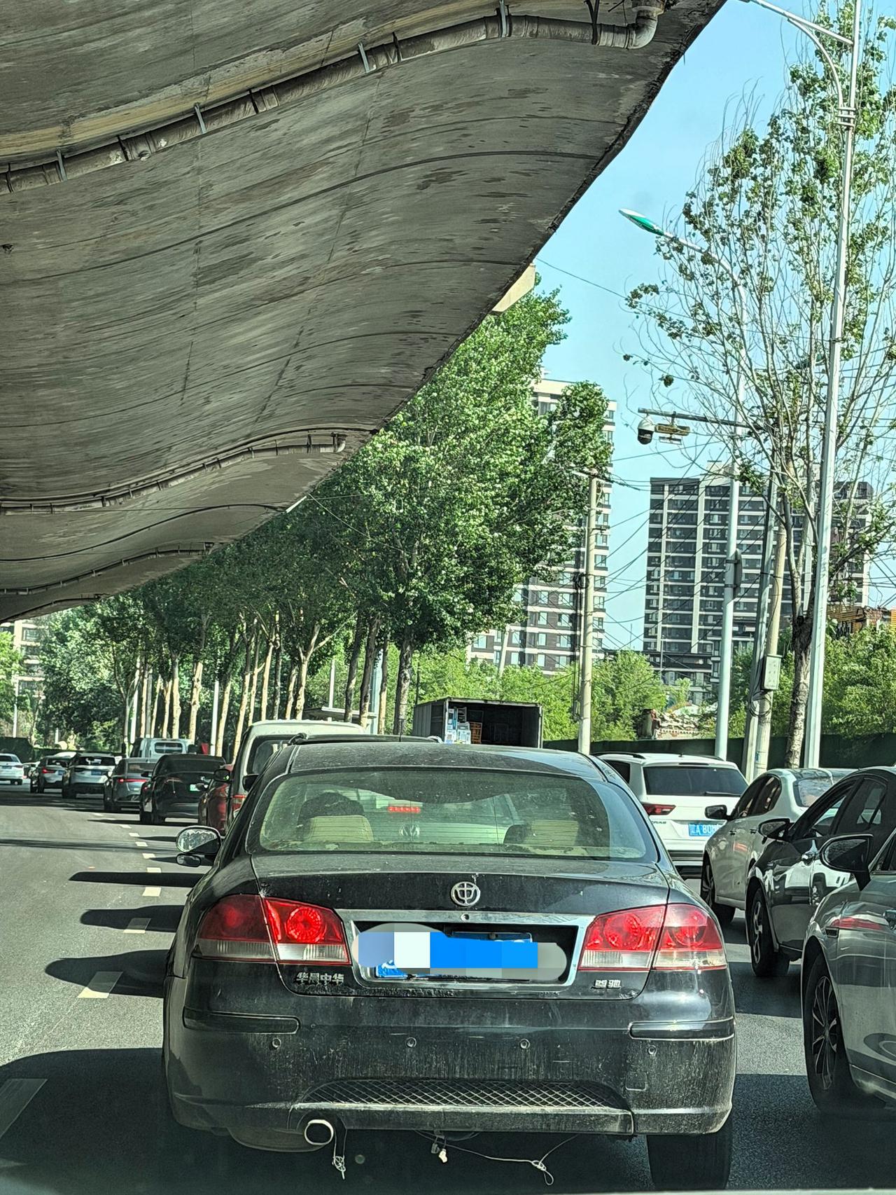路上偶遇一辆老尊驰。这款车还是很经典的，无论是产品本身还是命名，放在今天突然有种