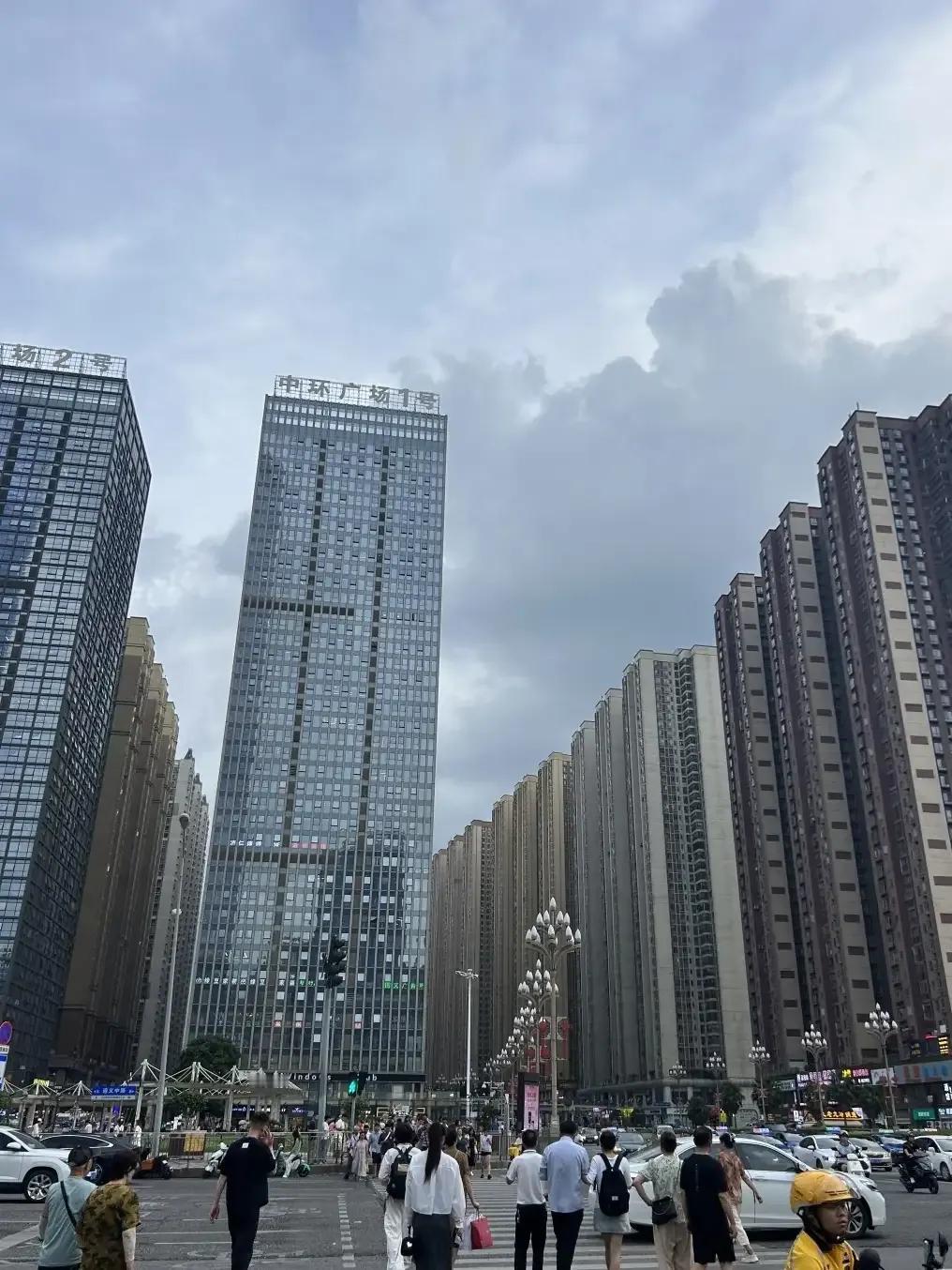 贵阳花果园，这小区，这房子是真的又高又整齐，它其实是一个很多组团组合而成的一个超