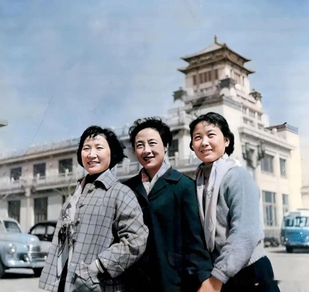 黄梅戏大师严凤英和她的丈夫王冠亚是在工作中结缘的。王冠亚1956年调入安徽省黄梅