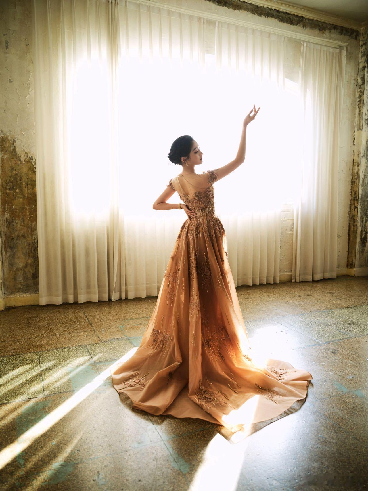 关晓彤刺绣粉裙 关晓彤微博视界大会的造型，这刺绣粉裙也太绝了！完全就是优雅公主本