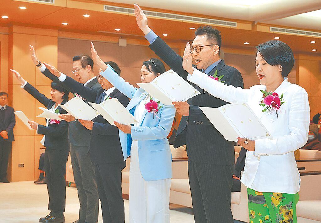 “台独”政客紧咬陆配立委资格争议，游淑慧火大呛声
台湾民众党不分区立委李贞秀因陆