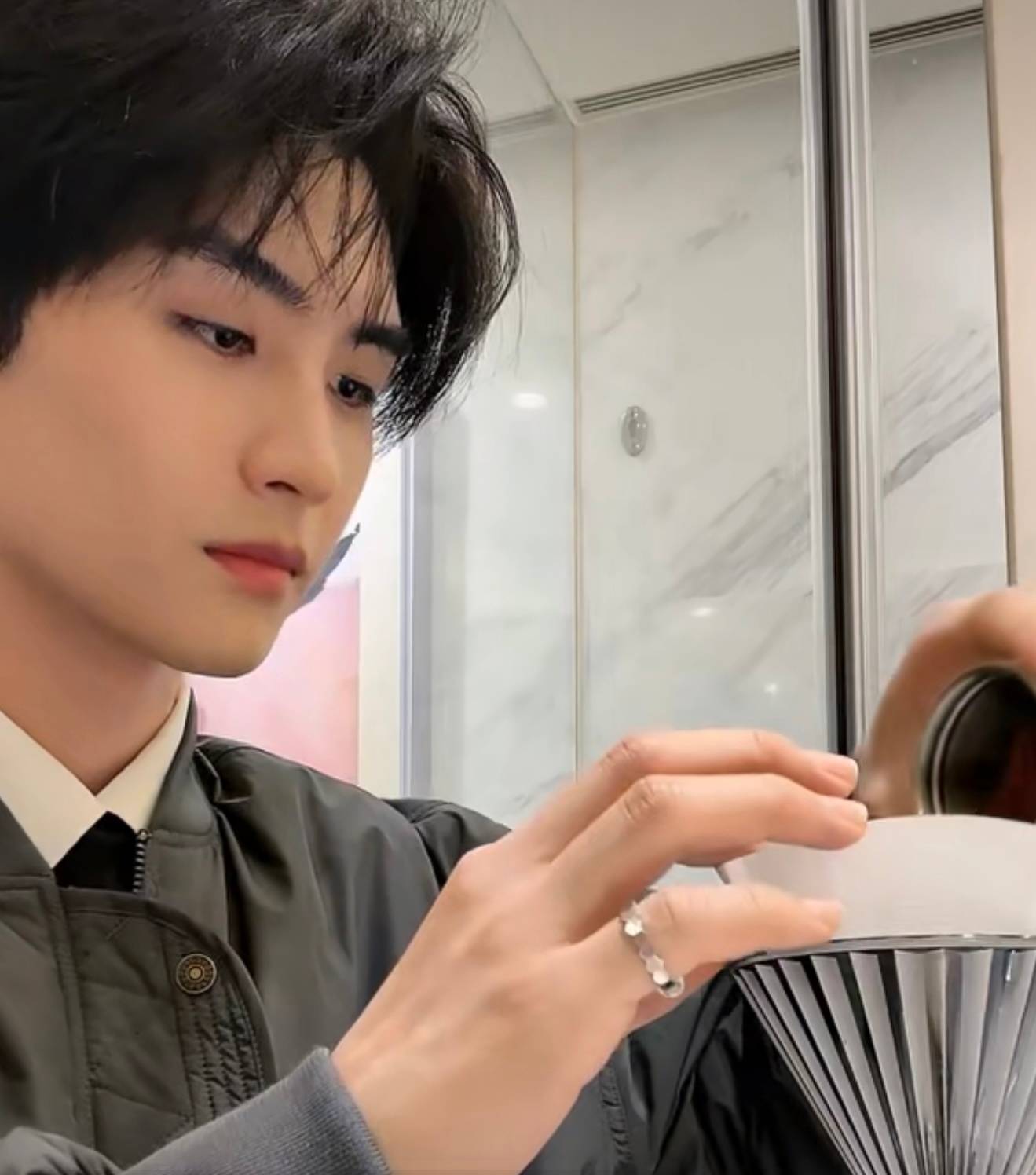 演员佩戴CHAUMET Bee de Chaumet系列珠宝即将亮相微博视界大会