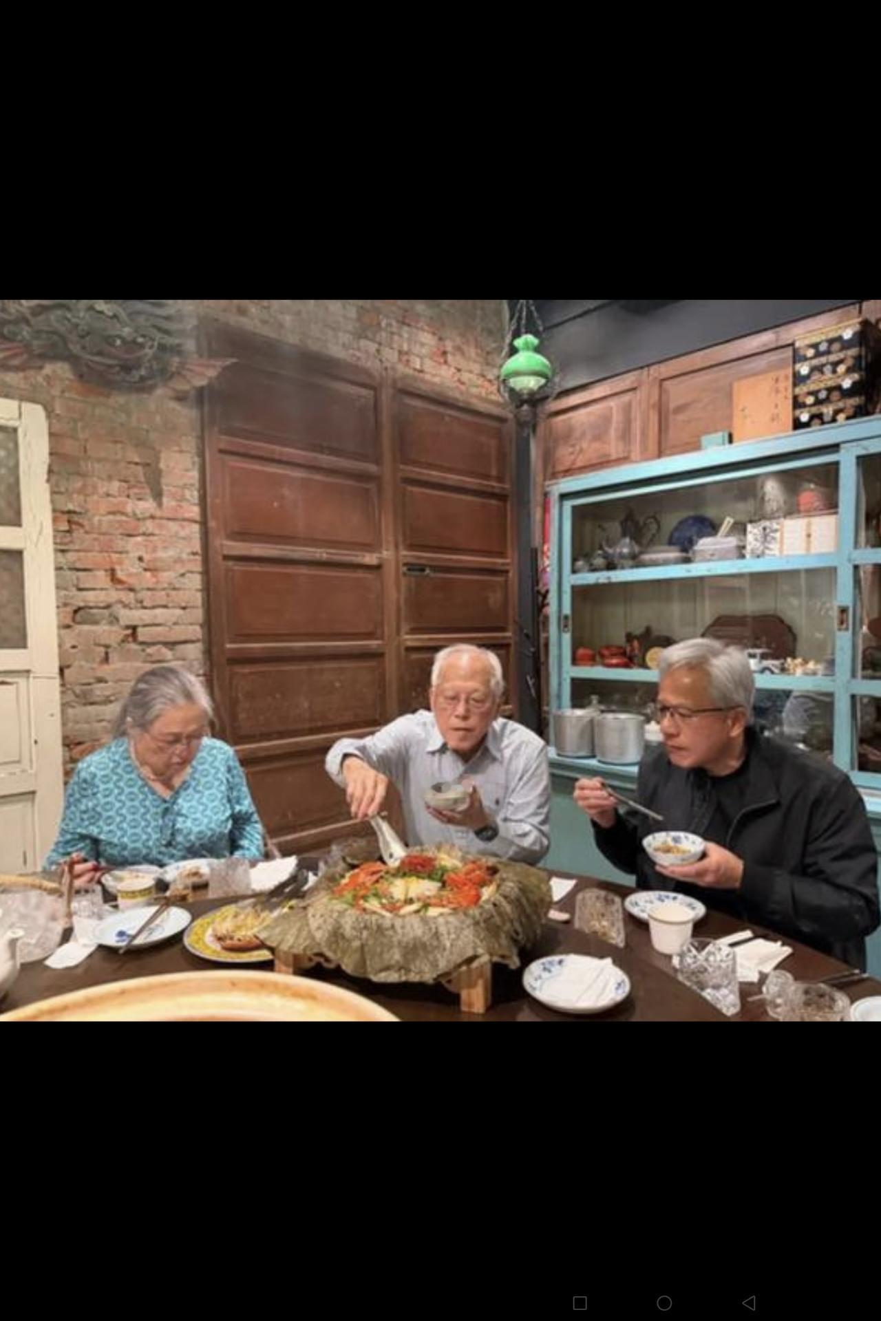 一个疑惑的问题？
英伟达老板黄仁勋到台湾去看望父母，父母家中的房子怎么会如此的破