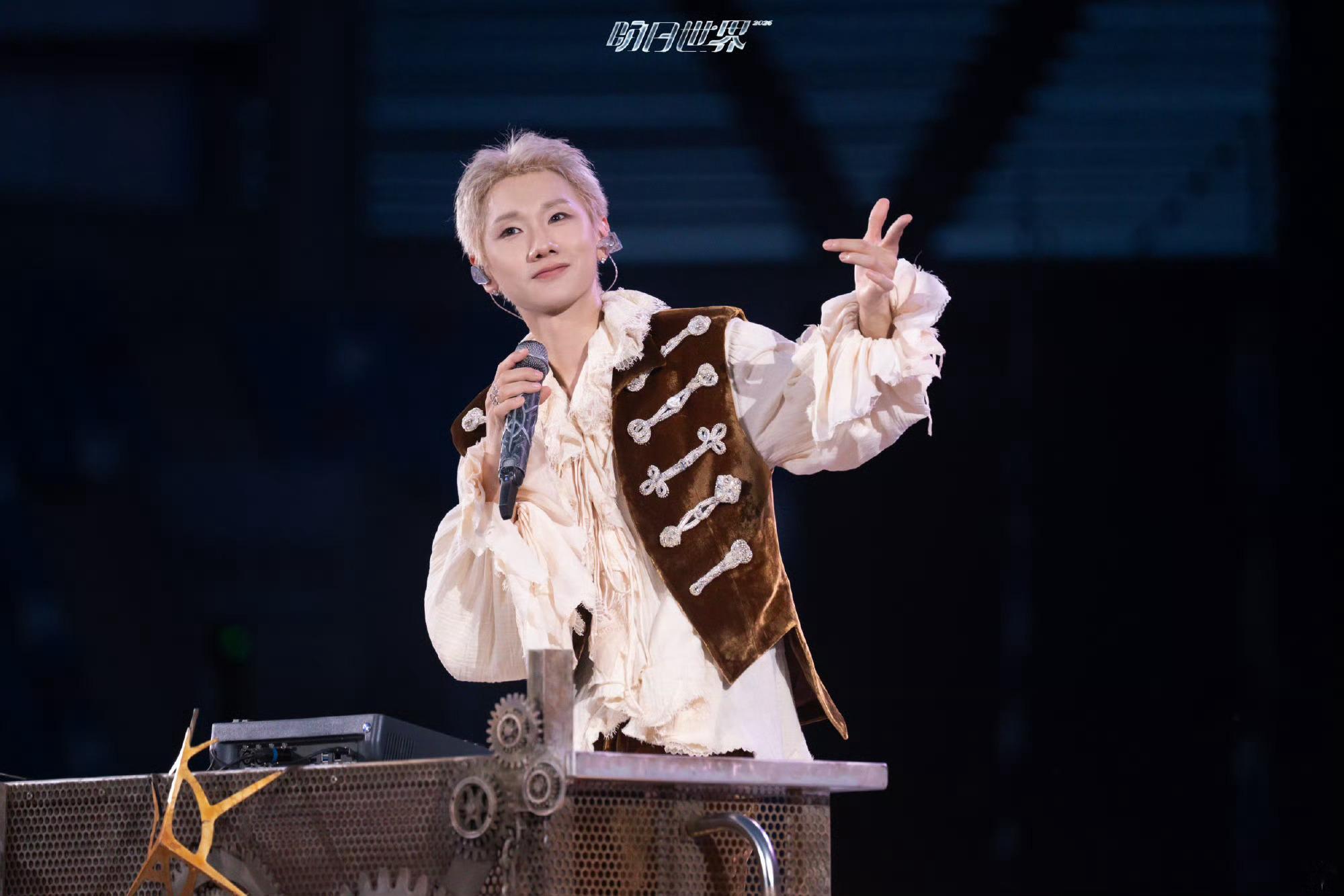 汪苏泷我们需要见面隔着屏幕的想念积攒了太久，满心满眼都盼着奔赴线下和汪苏泷相见。