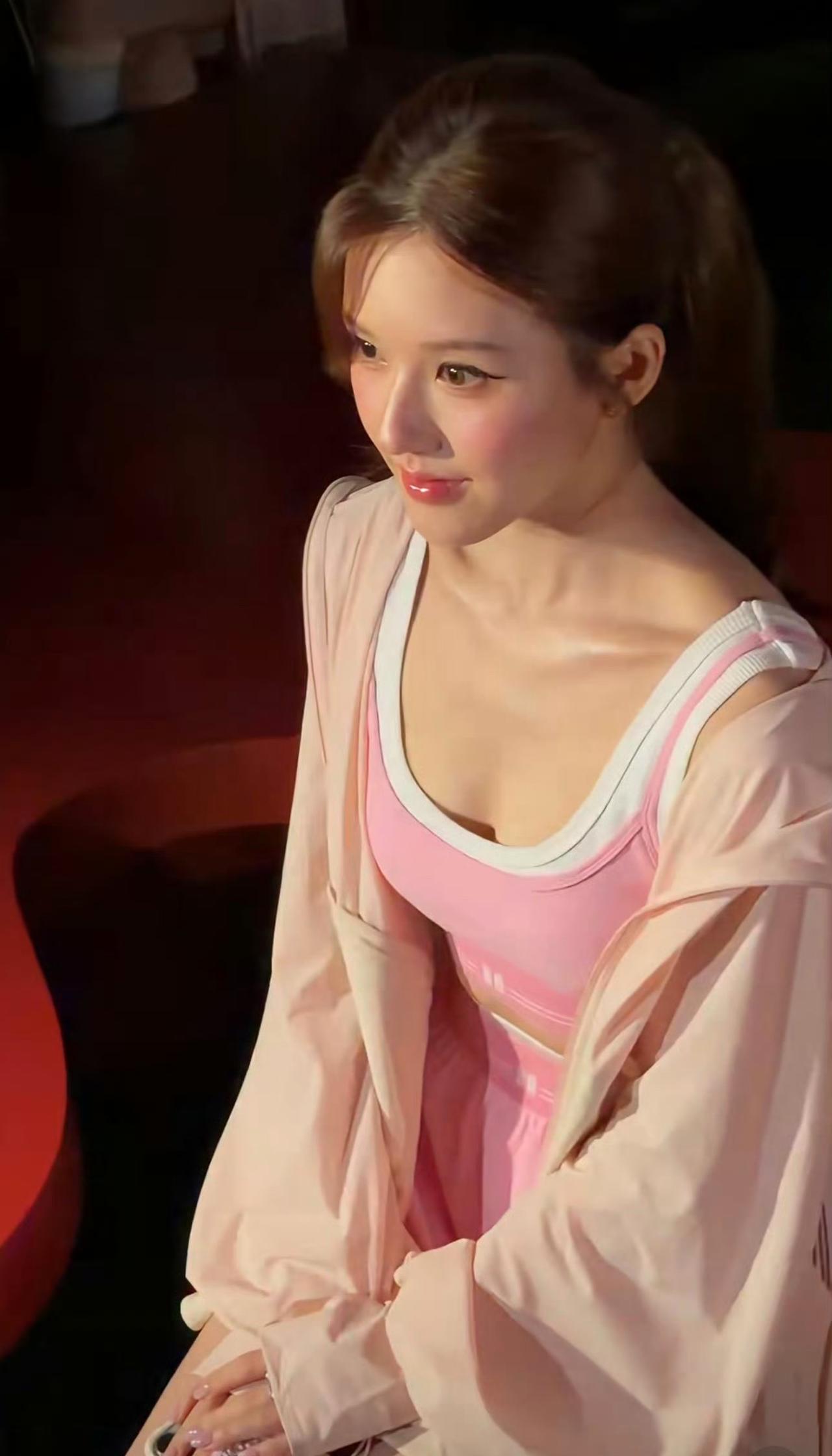 赵露思这张脸的变化，其实是很多人成长路上的缩影。以前那张圆嘟嘟、带着婴儿肥的脸，