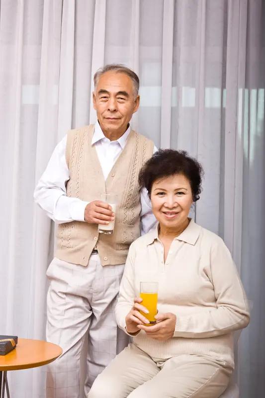 我觉得我未来的老年生活，可能会是两种模样的融合。
我会保持一颗童心，远离复杂人事