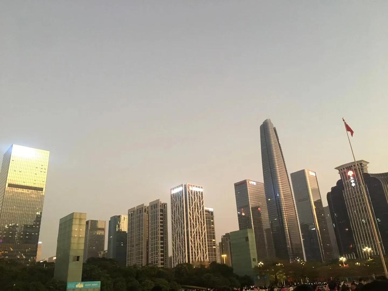 深圳有个活动，非常值得一看，很震撼，很绚丽！

在国庆期间，深圳会举办多场灯光秀