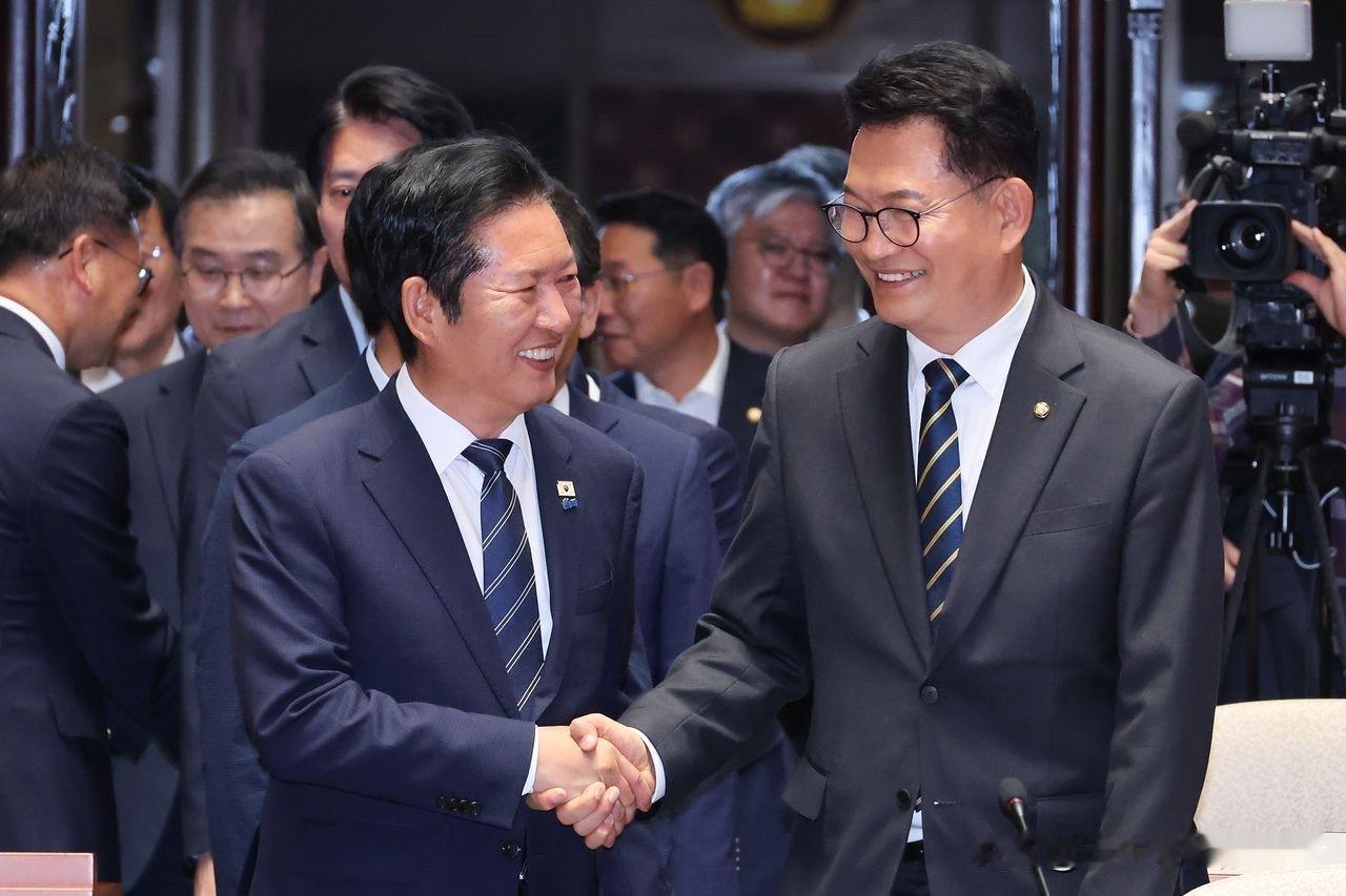 6月30日，韩国共同民主党前党首郑清来派系面对议员宋永吉一边道歉、一边继续翻旧账