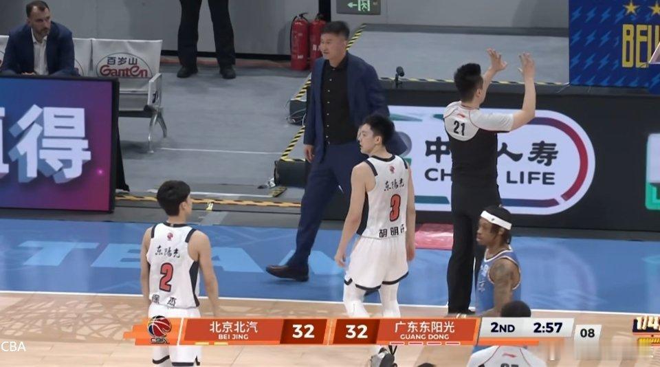 广东队领先10分被反超了...这段时间明显节奏被打乱了，球员们心态也因为赵睿受伤