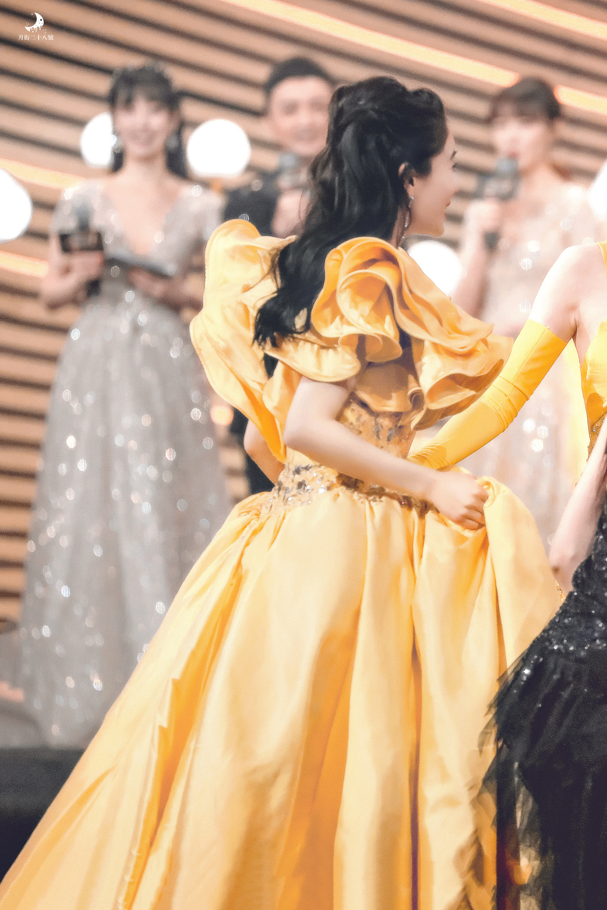 angelababy angelababy "枫叶飘向九月的乡野，我怀揣着心动与