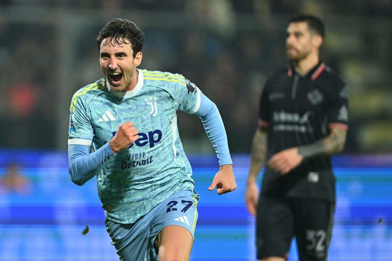 坎比亚索：“最近我在研究库库雷利亚和努诺·门德斯的跑位。

卡拉菲奥里是一位3D