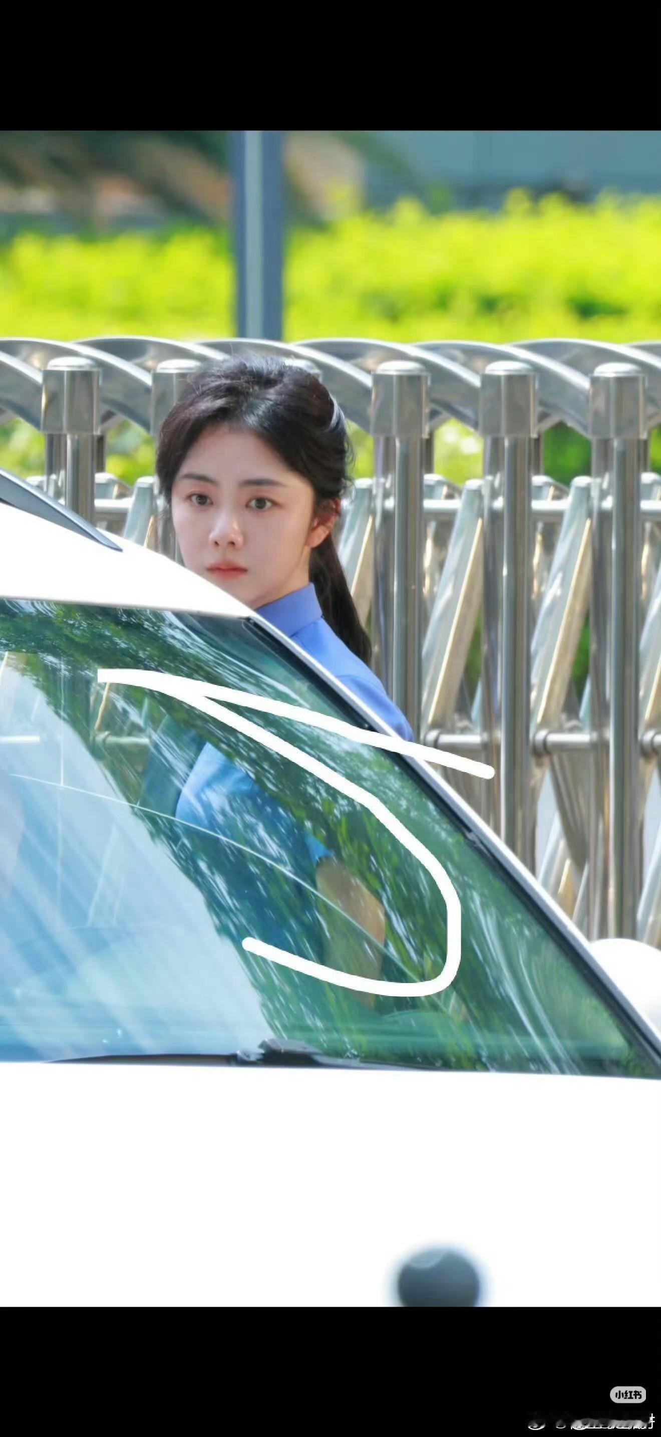 谭松韵和我对视了谭松韵看过来的这一瞬间 谭松韵新剧路透美到心巴🥰！检察官制服配