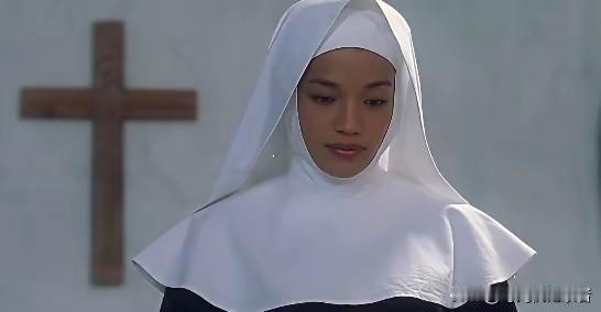 长得不好看，但是气质绝对独特。舒淇在电影《山顶上的钟声》中饰演黎娟。
舒淇身上有