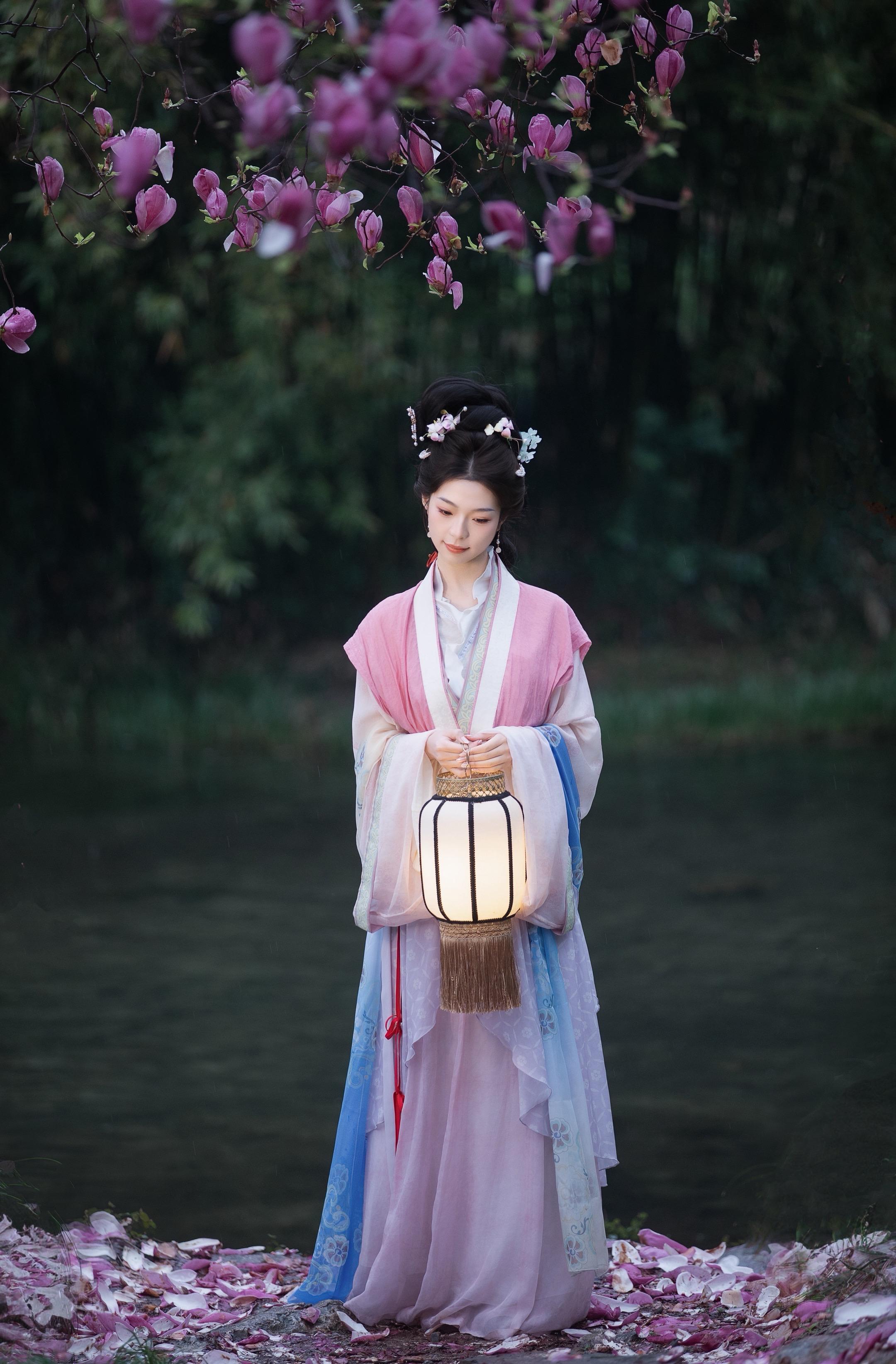 我拍到了古画里的赏花仕女～