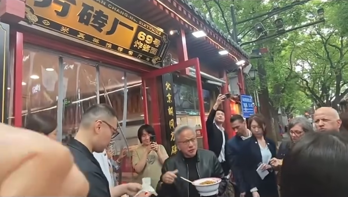 这点估计要迎来一股客流暴涨了出个黄仁勋同款套餐黄仁勋炸酱面！！ 