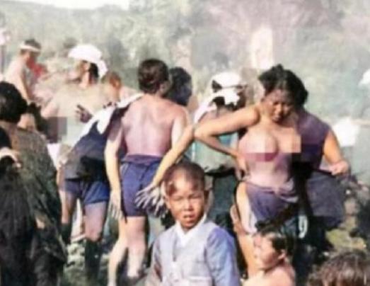 1950年代的韩国济州岛有一群独特的女性，她们下半身仅穿一条短裤，聚集在海岸边，