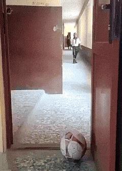 谁能扛得住这波啊？
世界杯一开场，真的很难不上钩。
晚上往沙发上一瘫，手里还攥着