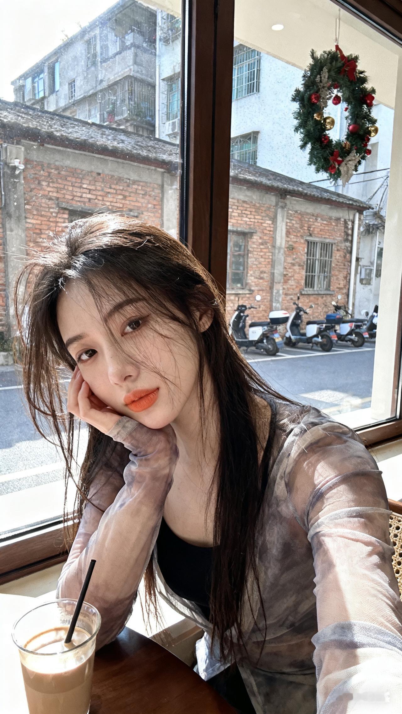 上联：画中春色惹人醉， 
下联：邻座美人动谁心。
秀出你的上下联